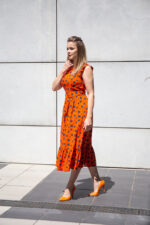 Wiskozowa sukienka z falbankami i paskiem, pomarańczowa