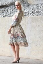 Beżowa sukienka szyfonowa z plisowanym dołem