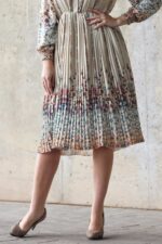 Beżowa sukienka szyfonowa z plisowanym dołem