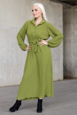 Zielona sukienka z marszczonego materiału wiązana w pasie