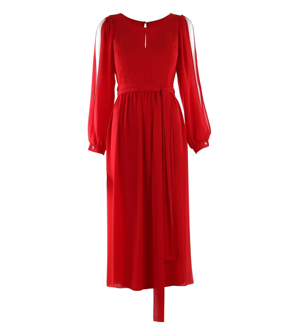 Elegancka czerwona sukienka z szarfą i pęknięciami