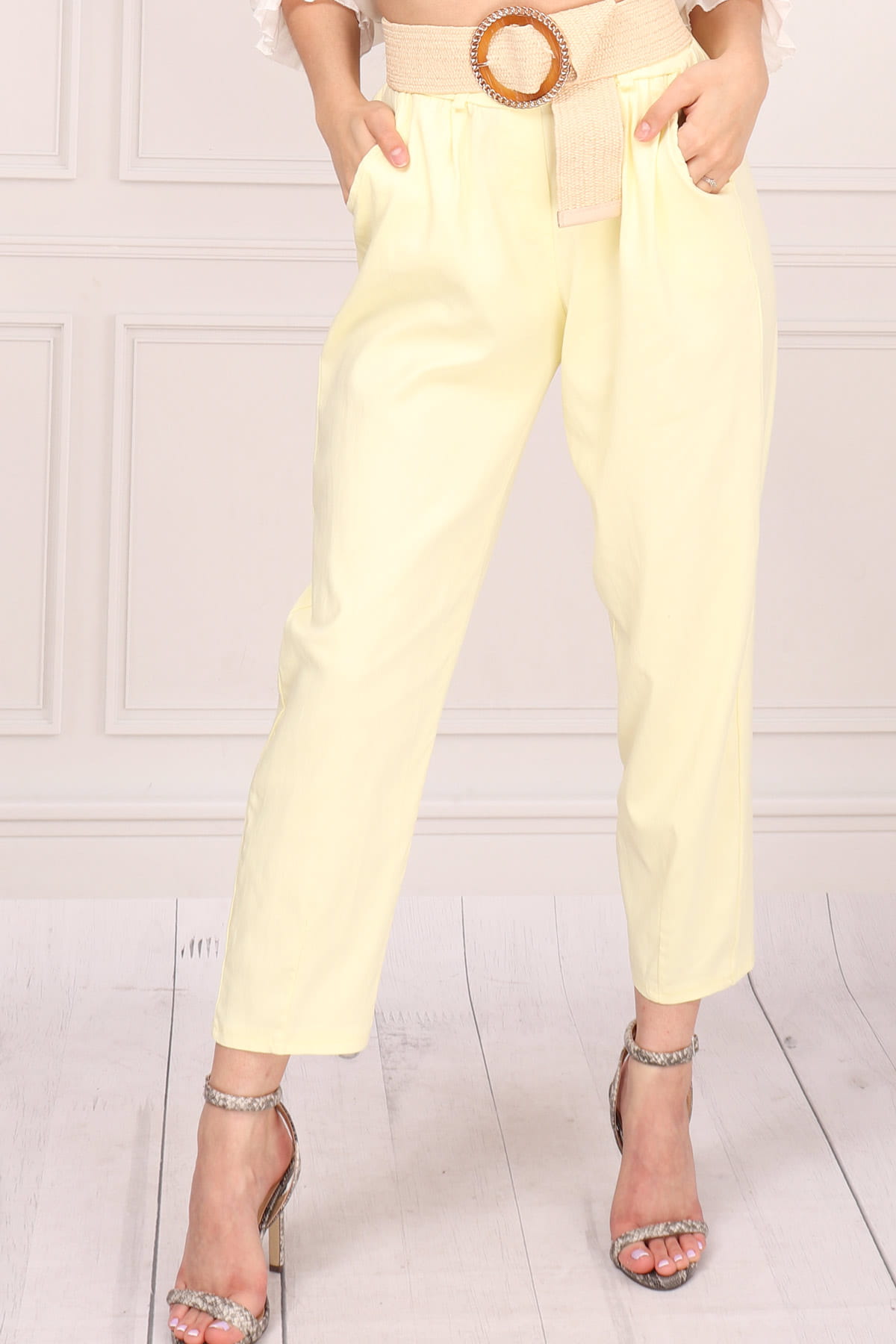 Żółte spodnie z gumą w pasie i kieszeniami