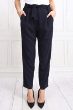 Granatowe eleganckie damskie spodnie wiązane w pasie