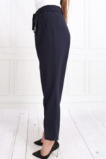 Granatowe eleganckie damskie spodnie wiązane w pasie
