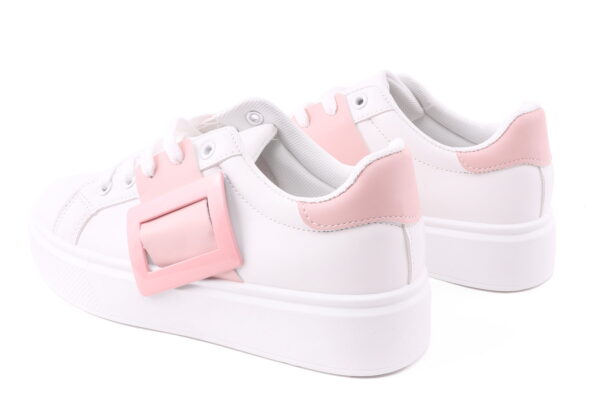 Białe buty sportowe z różową klamrą