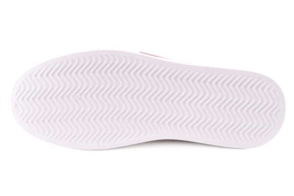 Białe buty sportowe z różową klamrą
