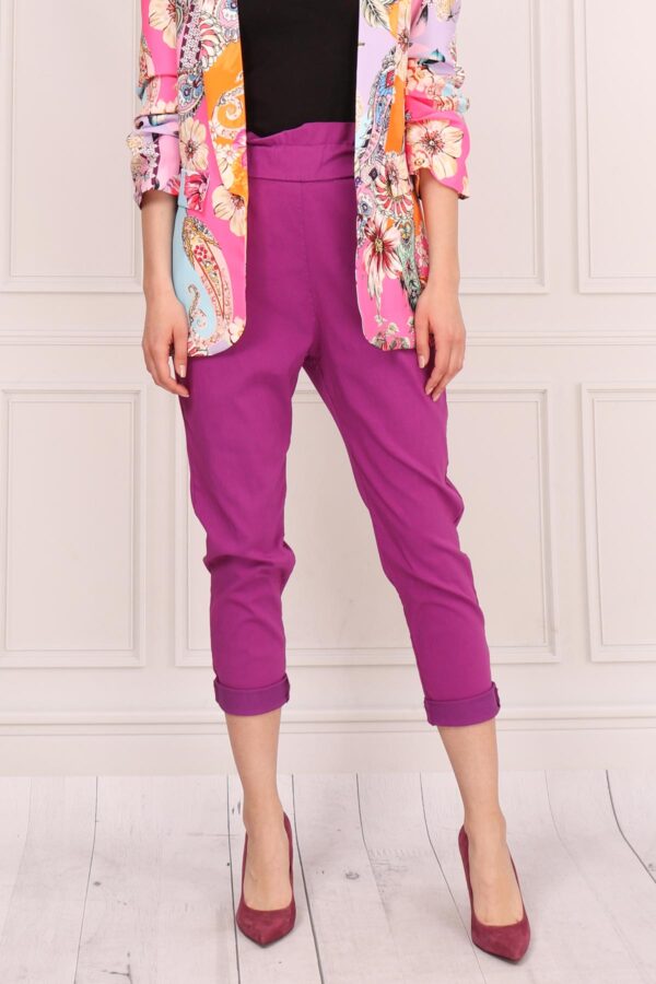 Fioletowe spodnie z gumą w pasie i kieszeniami