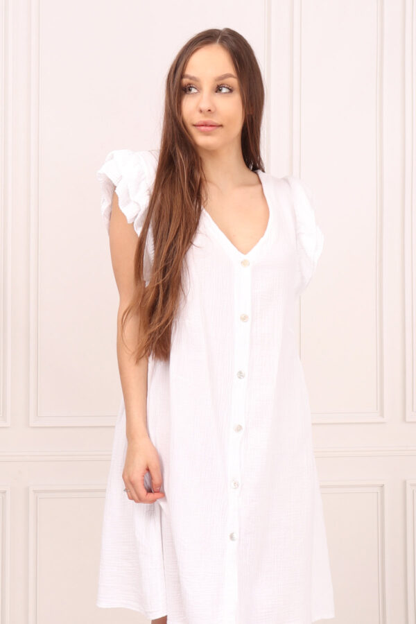 Biała muślinowa sukienka o luźnym kroju zapinana na guziki