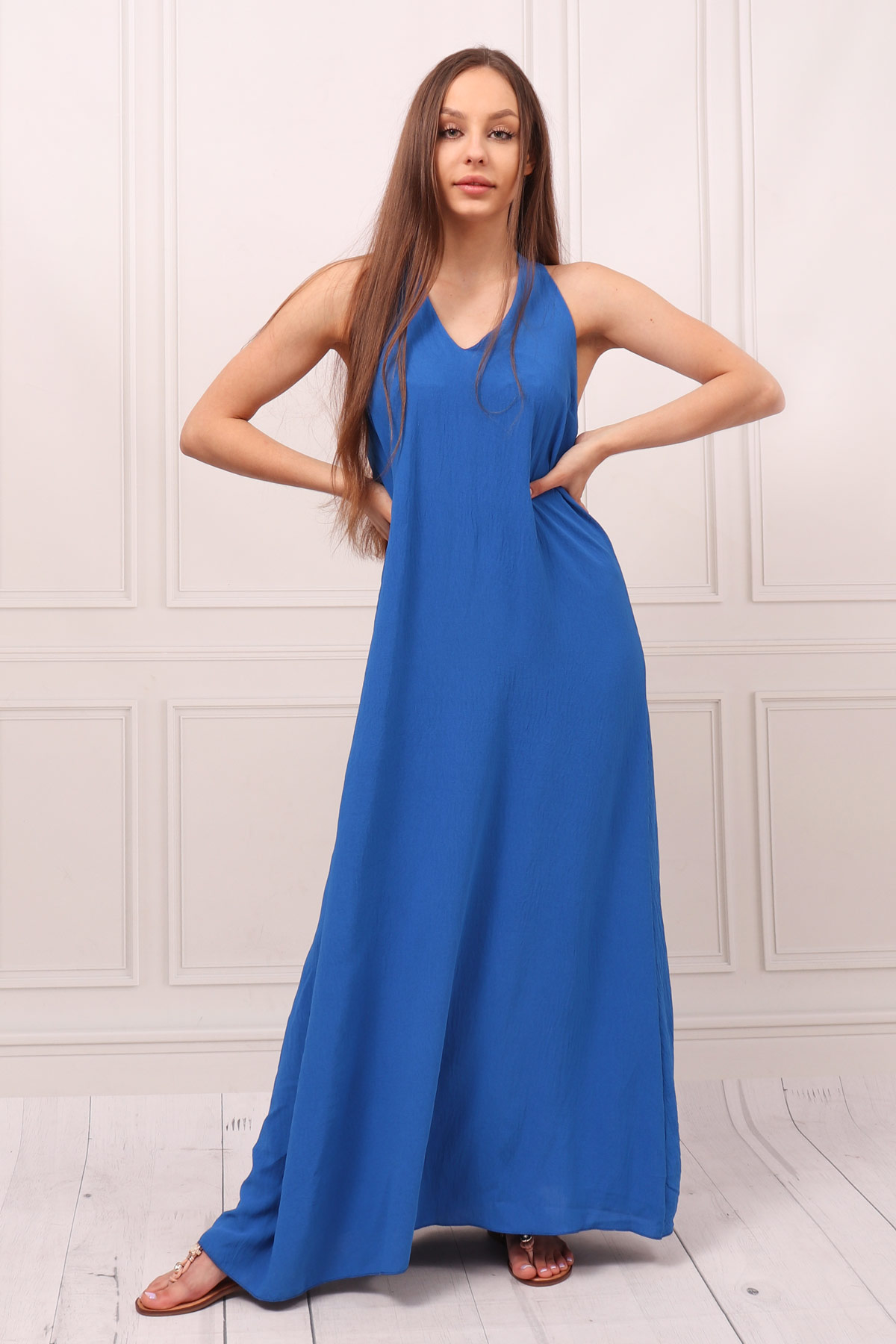 Niebieska letnia sukienka o luźnym kroju