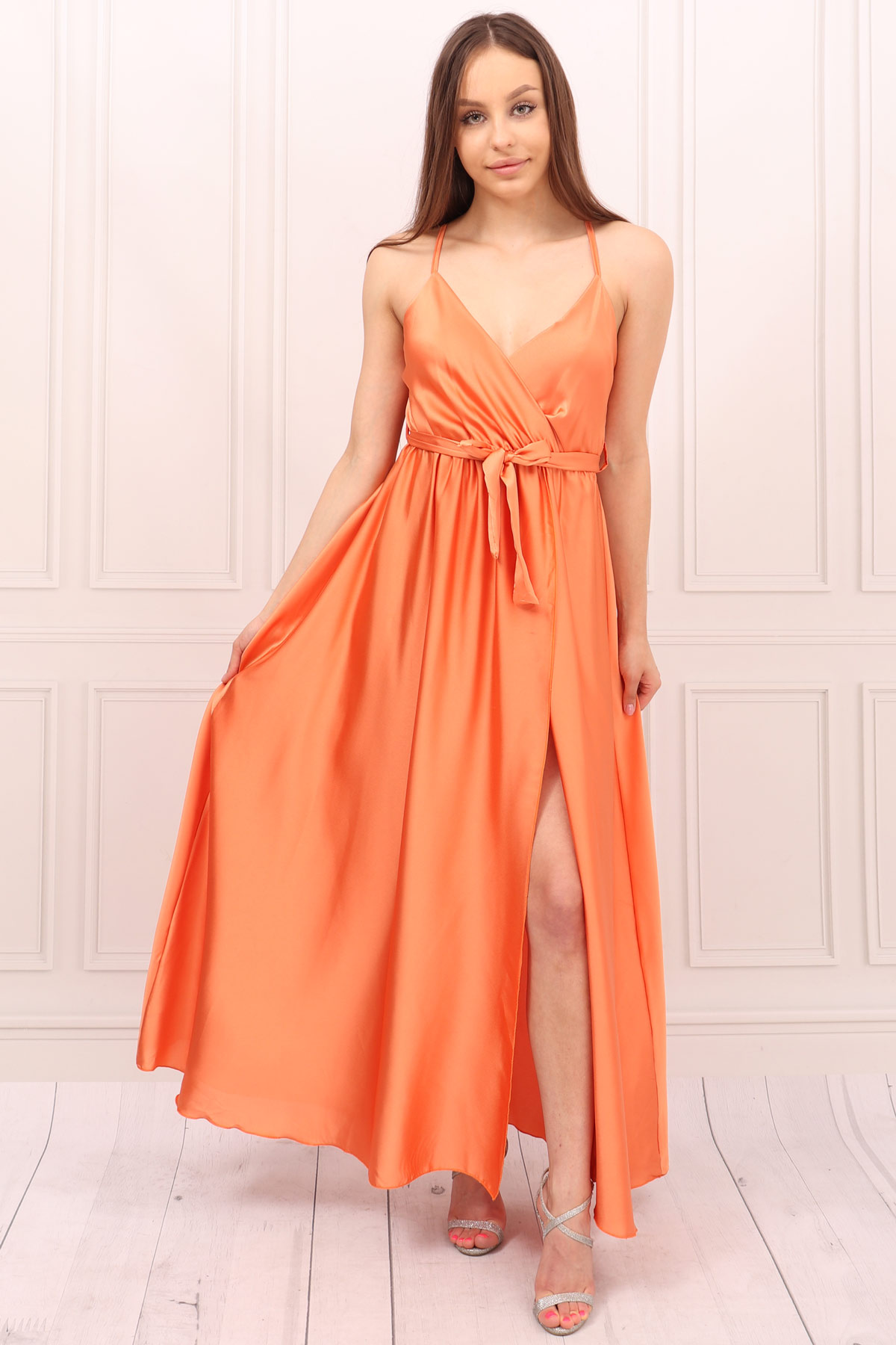 Pomarańczowa sukienka maxi satynowa na ramiączkach
